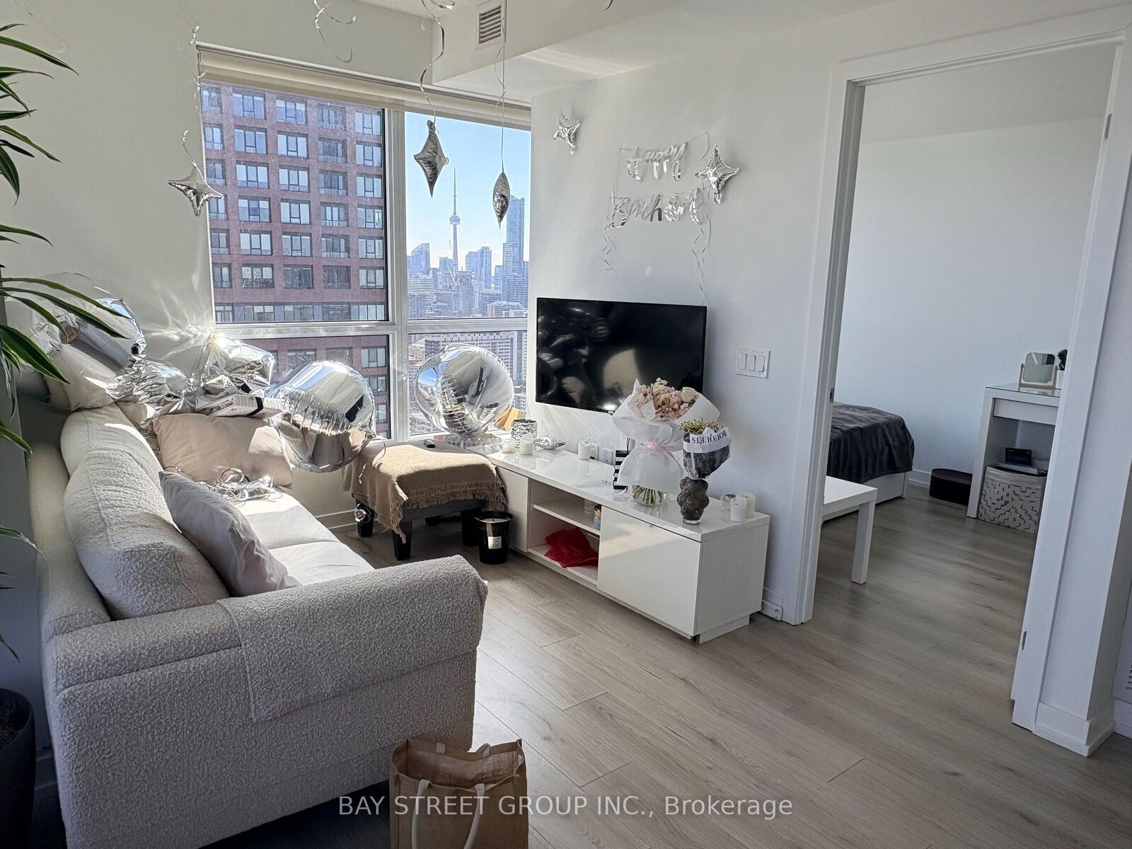 Property Photo:  395 Bloor Street E 4010  ON M4W 1H7 