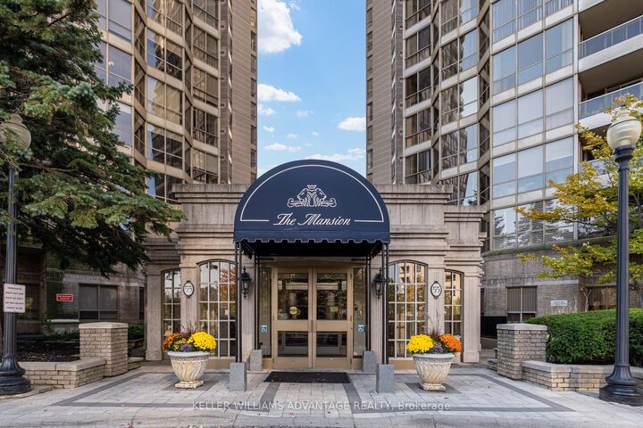 Property Photo:  55 Kingsbridge Garden Circle 2210  ON L5R 1Y1 