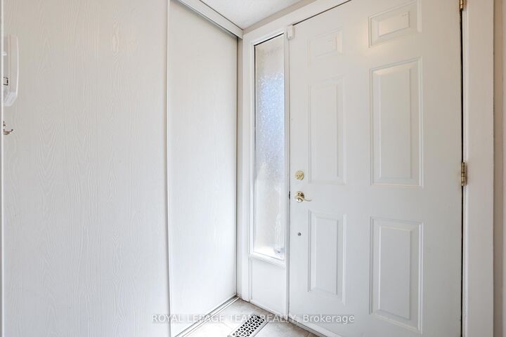 Property Photo:  2942 Fairlea Crescent  ON K1V 8T7 