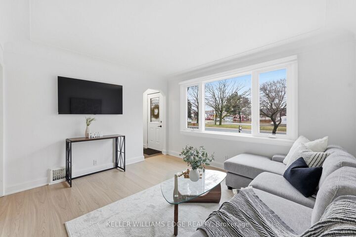 Property Photo:  2062 Barton Street E  ON L8H 2Z4 
