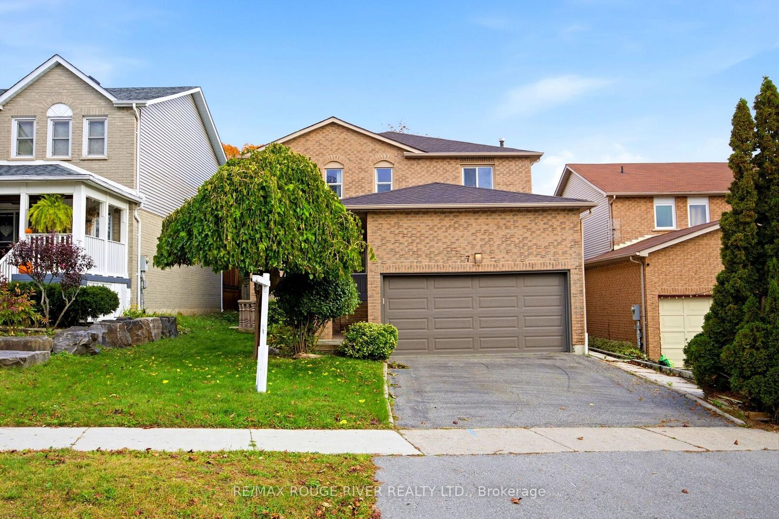 Property Photo:  7 Greenview Court  ON L1N 8J2 