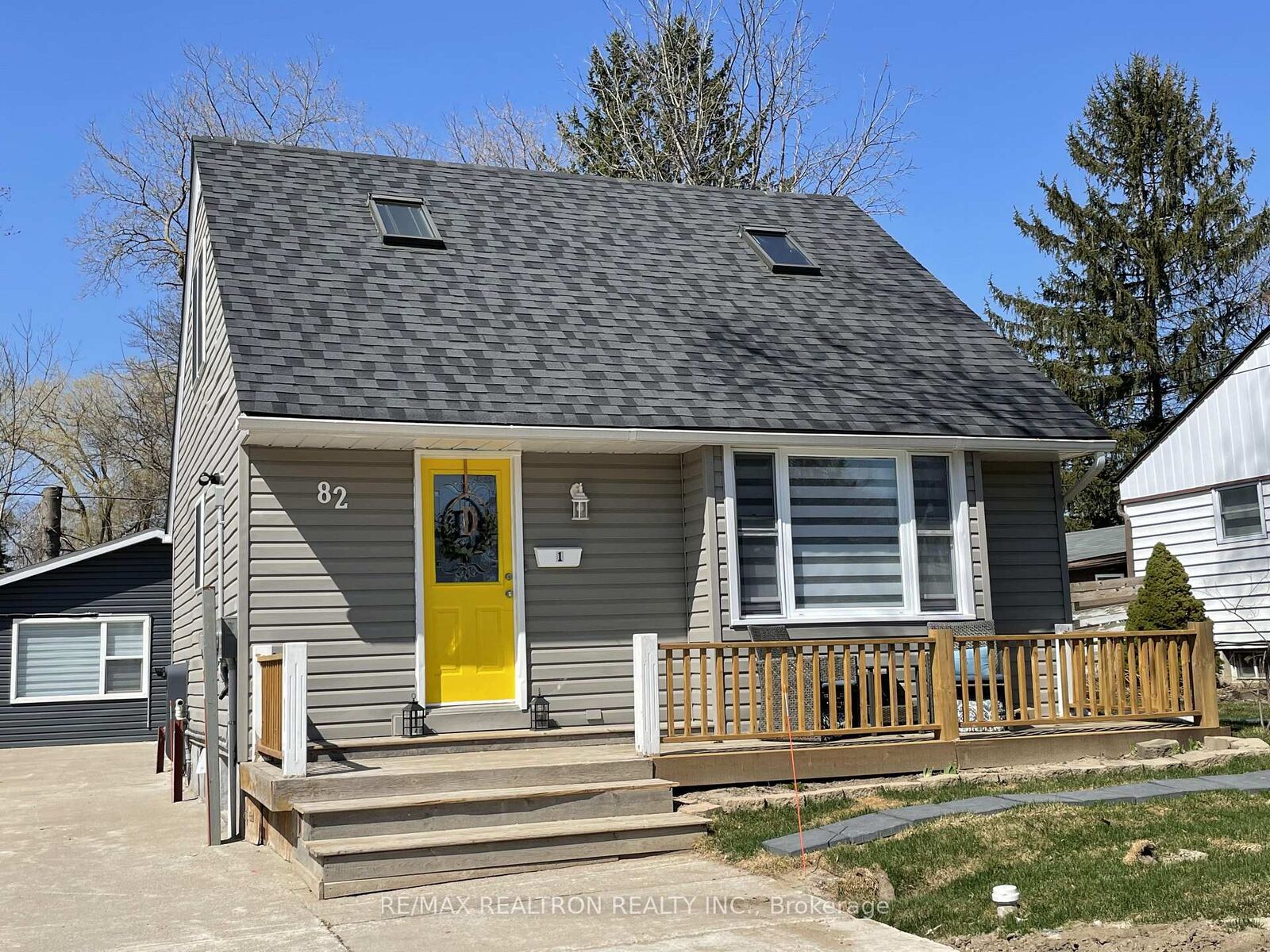 Property Photo:  82 Gunn Street 2  ON L4M 2H5 