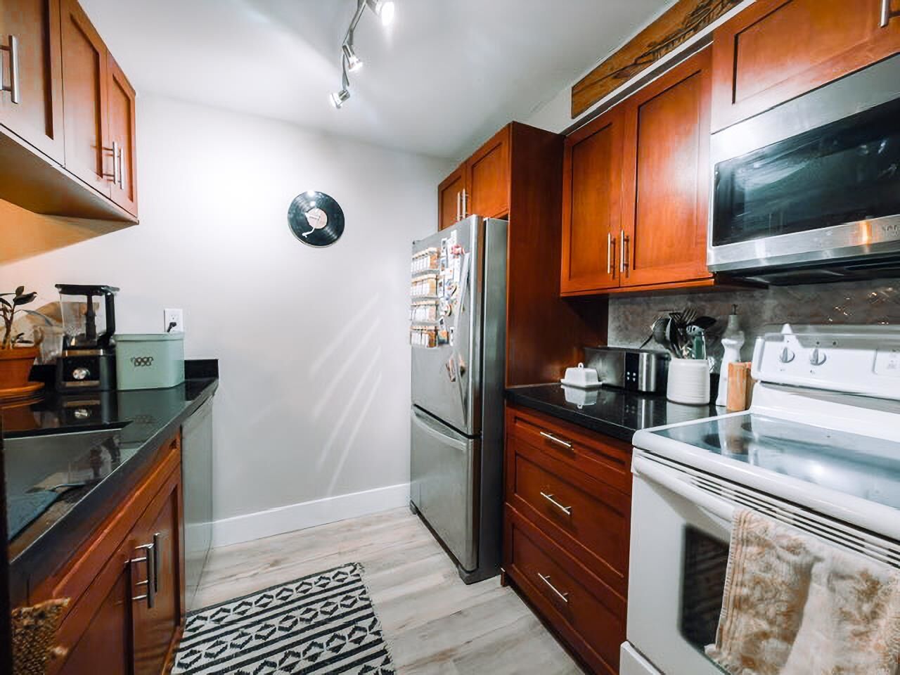 Property Photo:  1270 Robson Street 205  BC V6E 3Z6 