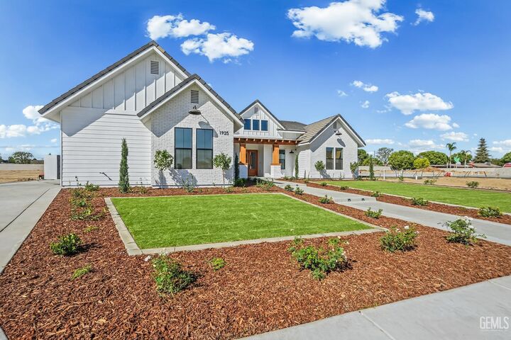 Property Photo:  1925 Emerald Palm Court  CA 93314 