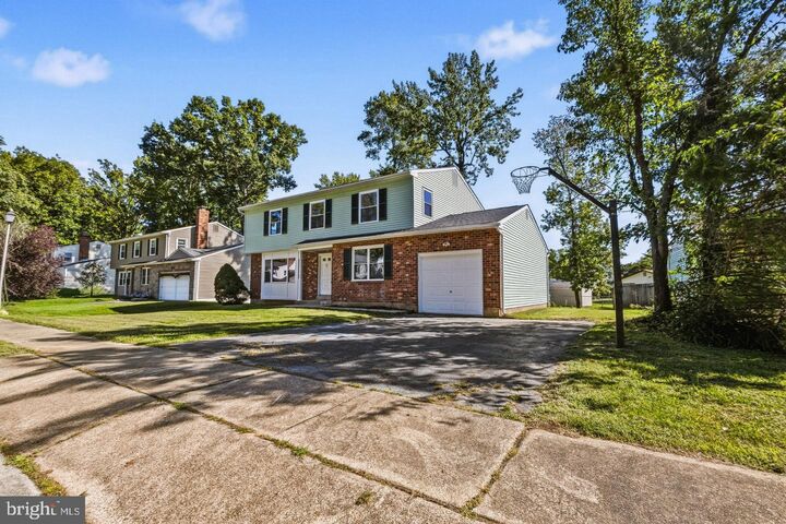 Property Photo:  5 Firethorn Court  DE 19711 