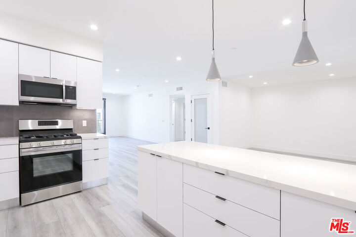 Property Photo:  11800 Courtleigh Dr, Unit 402  CA 90066 