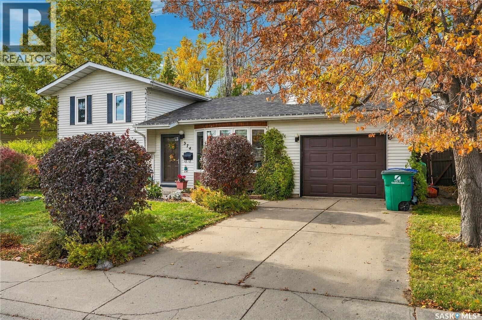 Property Photo:  374 Thain Crescent  SK S7K 6N7 