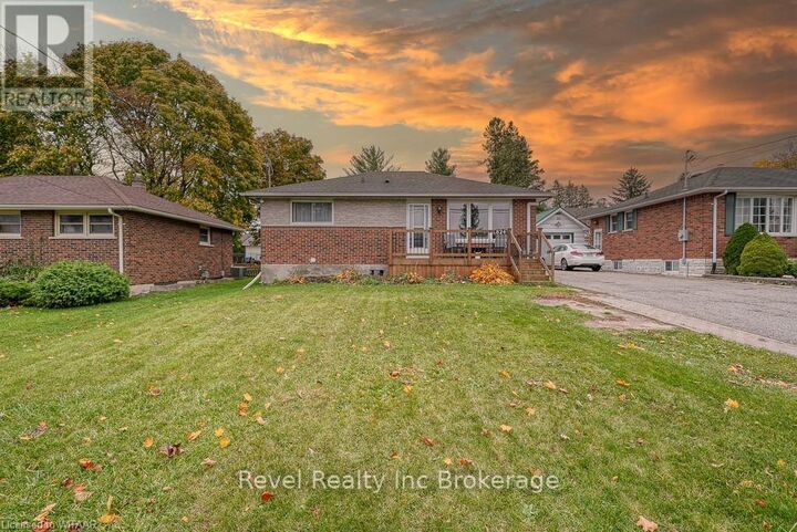 Property Photo:  824 Devonshire Avenue  ON N4S 5R6 