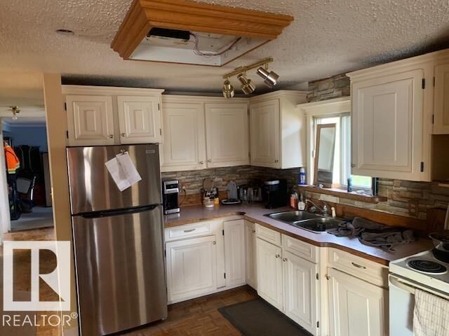 Property Photo: 122 Cameron Cr AB T9A 3H7