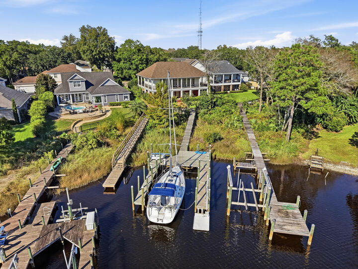 Property Photo: 1654 Saint Lawrence Drive FL 32578