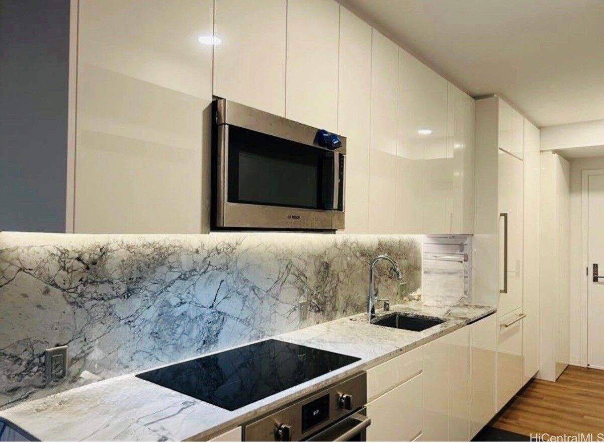 Property Photo:  987 Queen Street 3405  HI 96814 