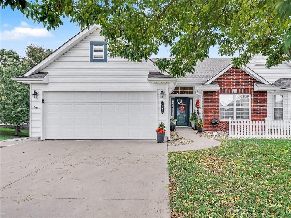 Property Photo: 3213 Devonshire Drive MO 64079