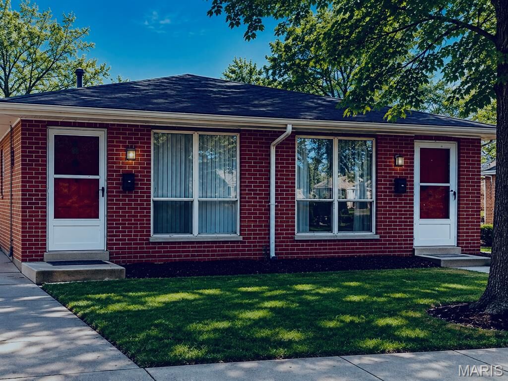 Property Photo:  9 Beacon Avenue  MO 63135 