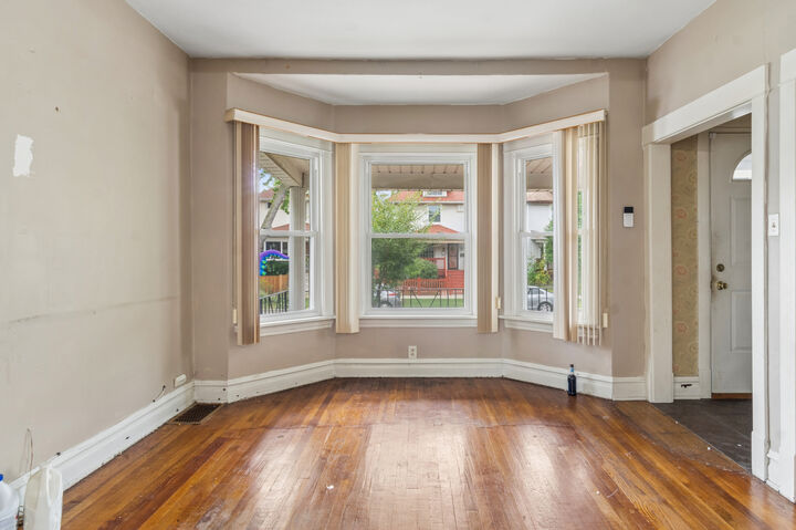 Property Photo: 4541 N Harding Avenue IL 60625