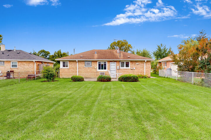 Property Photo:  1161 W Grant Drive  IL 60016 