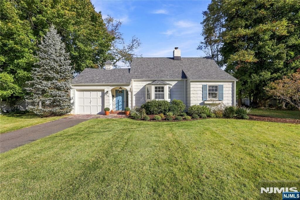 Property Photo:  428 Oxford Court  NJ 07450 
