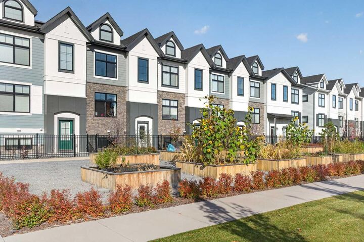 Property Photo:  180 Les Jardins Park SE  AB T2C 5V3 
