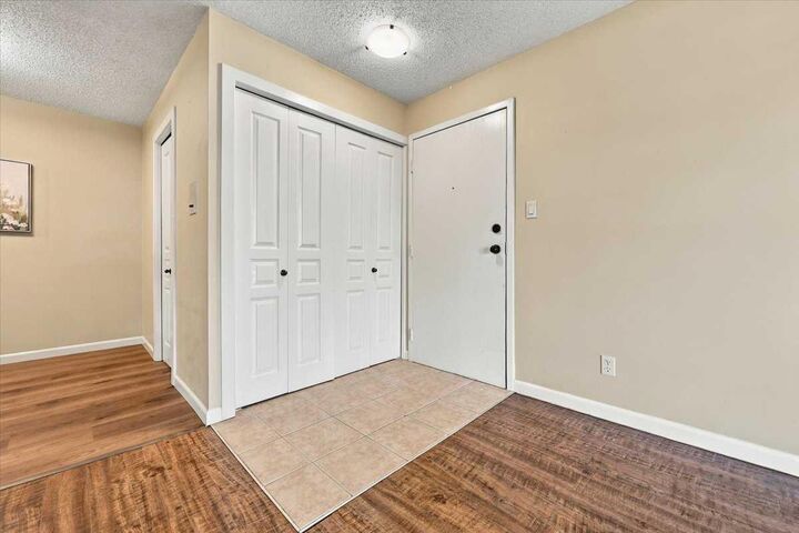Property Photo:  6400 Coach Hill Road SW 424  AB T3H 1B8 