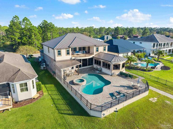 Property Photo: 2025 Crown Pointe Blvd FL 32506