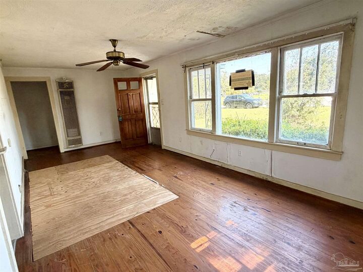 Property Photo:  303 Yoakum Ct  FL 32505 