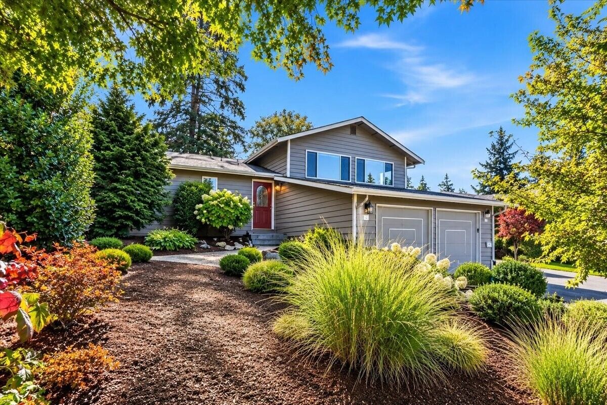 Property Photo: 915 S 261st Place WA 98198