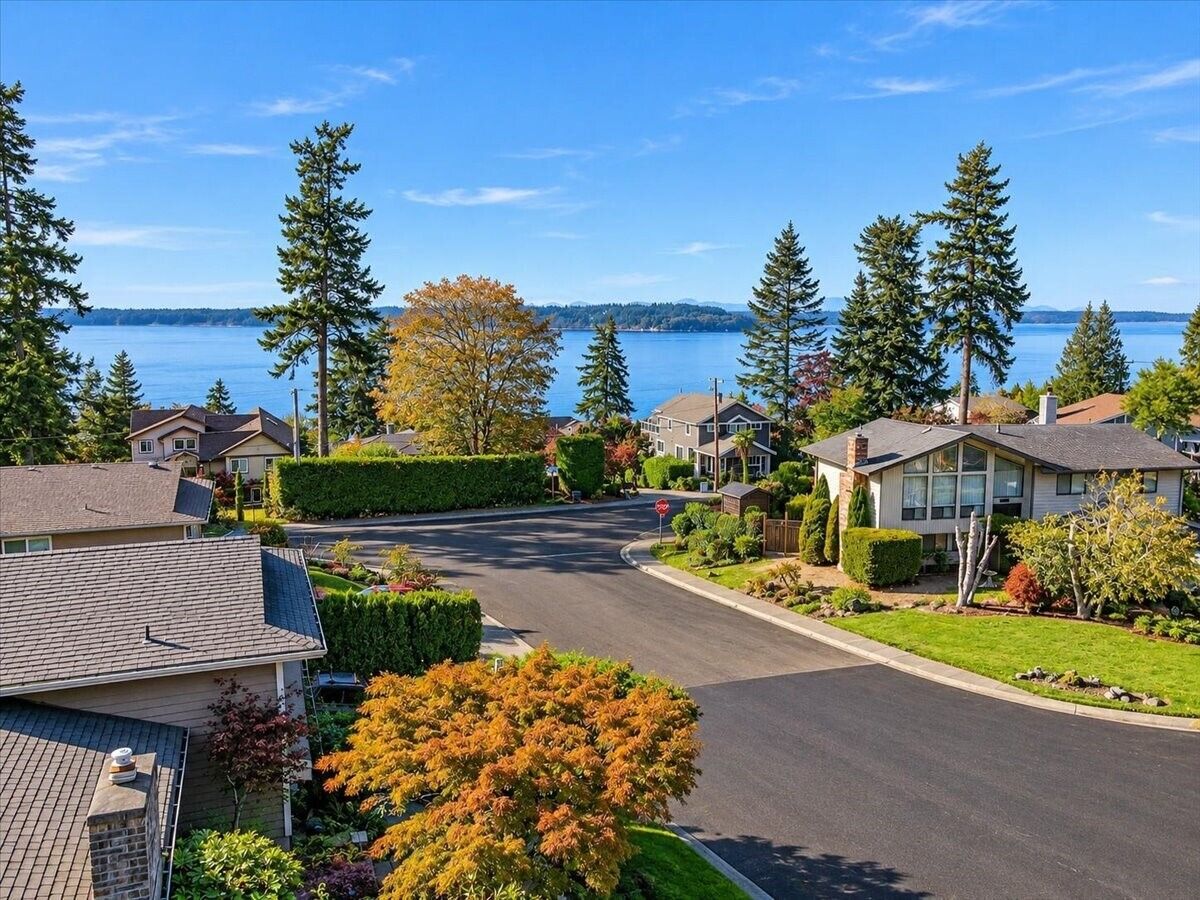 Property Photo:  915 S 261st Place  WA 98198 