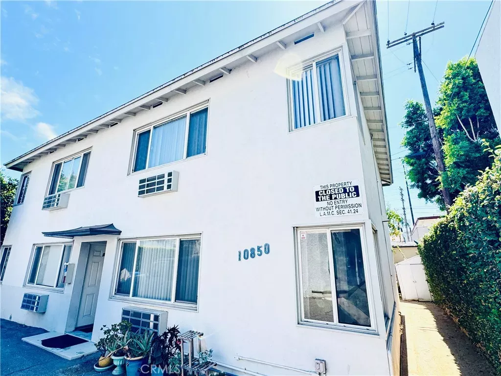 Property Photo: 10850 Landale St 1 CA 91602