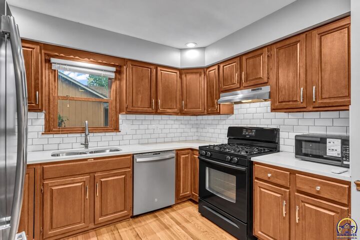 Property Photo:  3131 SW Belle Ave  KS 66614 