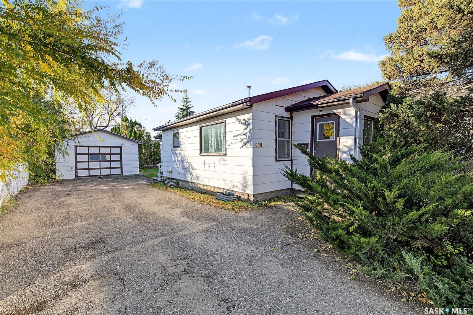 Property Photo:  929 Hall Street W  SK S6H 2S3 