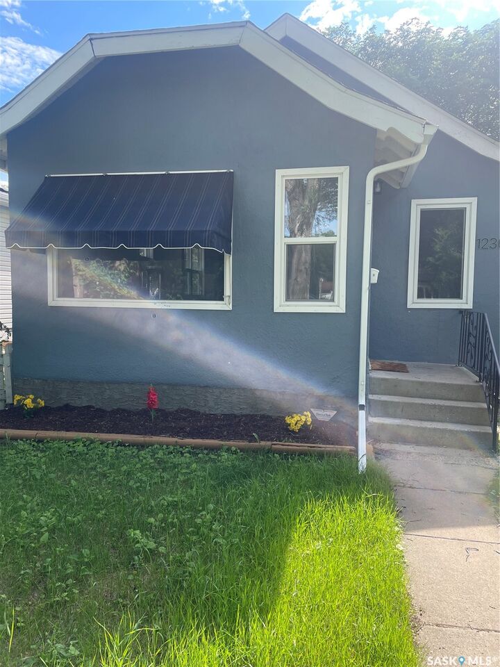 Property Photo:  1230 E Avenue N  SK S7L 1T4 