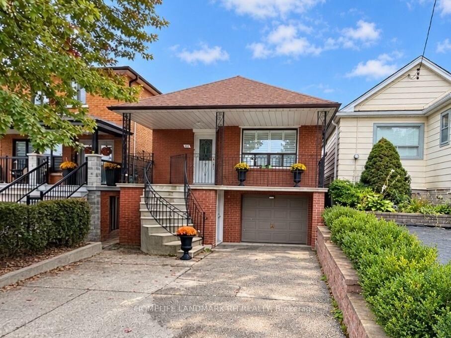 Property Photo:  52 Montcalm Avenue Upper  ON M6E 4N7 