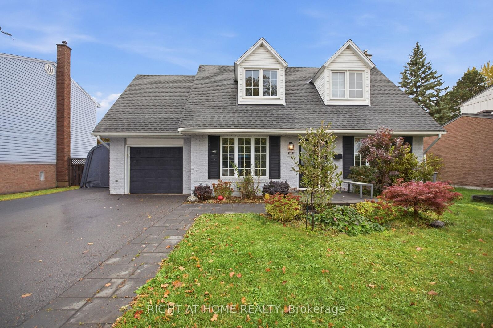 Property Photo:  828 Eastvale Drive  ON K1J 7A4 