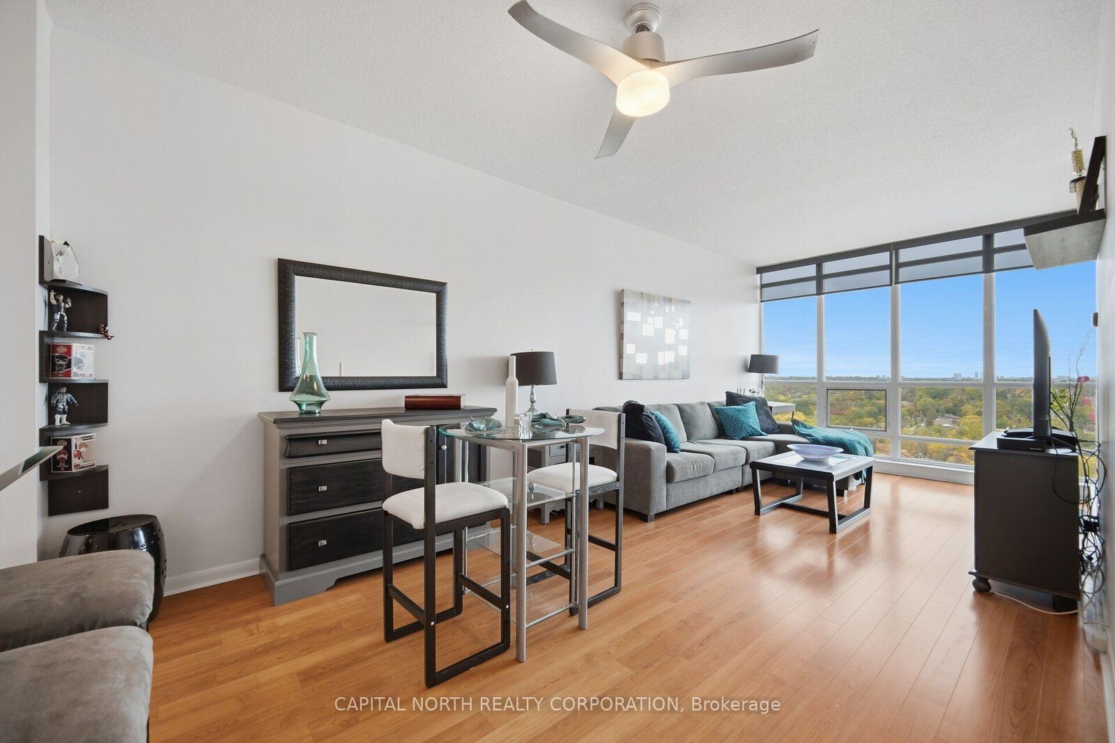 Photo de la propriété:  185 Legion Road N 2017  ON M8Y 0A1 