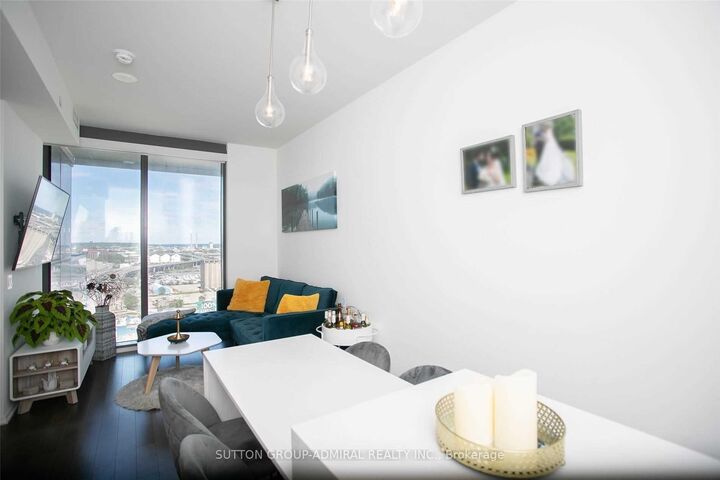 Property Photo:  16 Bonnycastle Street 1807  ON M5A 0C9 