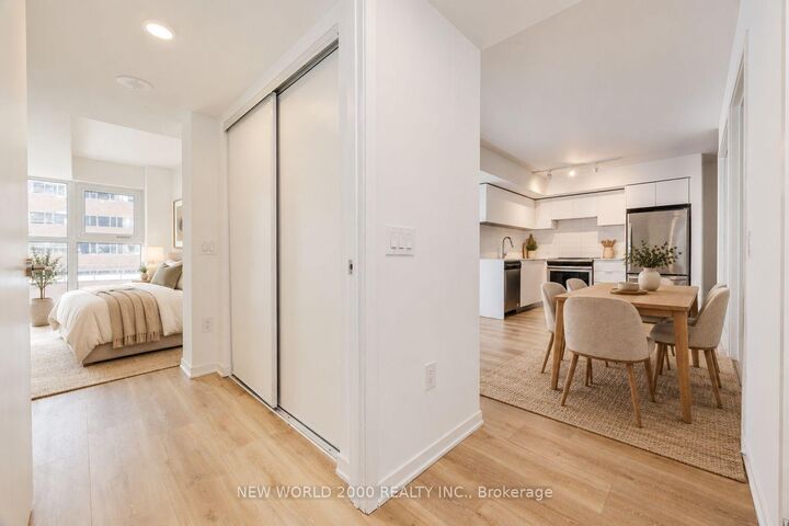 Property Photo:  101 Roehampton Avenue 1902  ON M4P 2W2 
