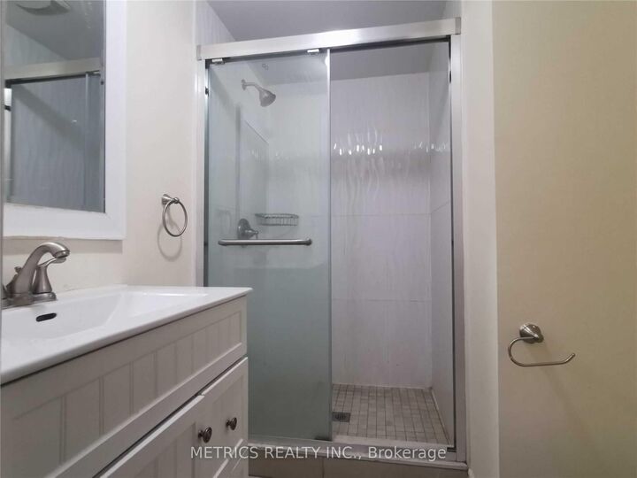 Property Photo:  8 Ashcott Street  ON M1V 5G5 