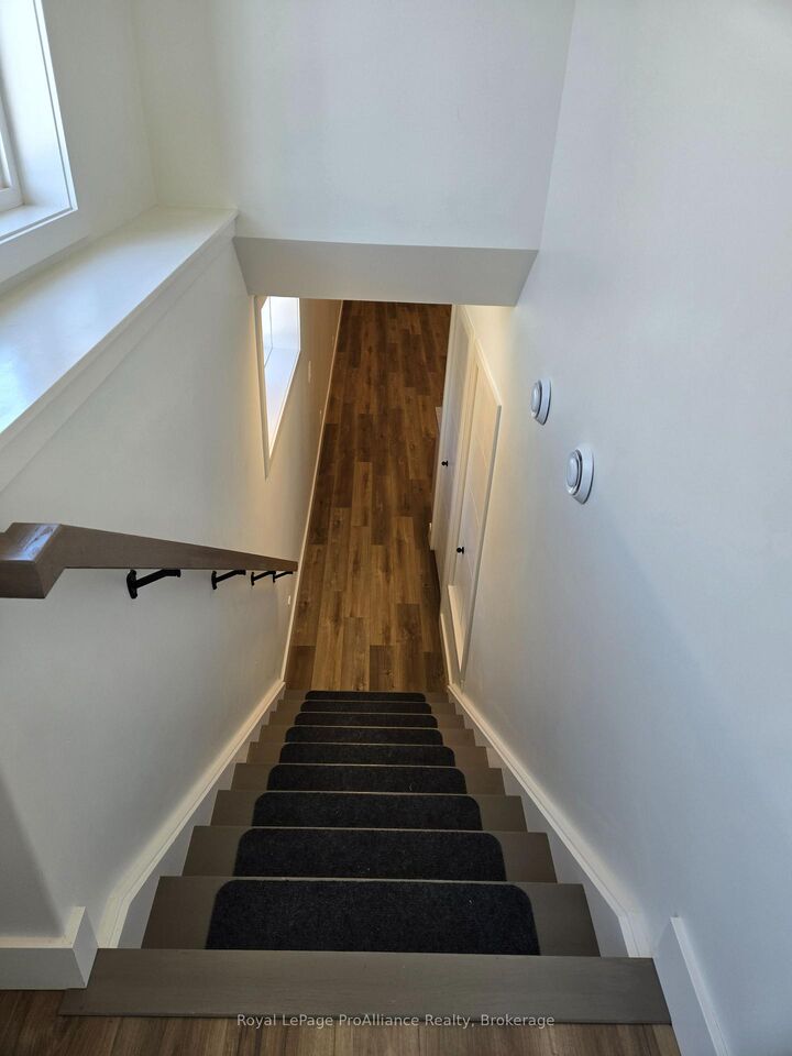 Property Photo:  8 Aldersgate Drive B  ON K8P 4G3 
