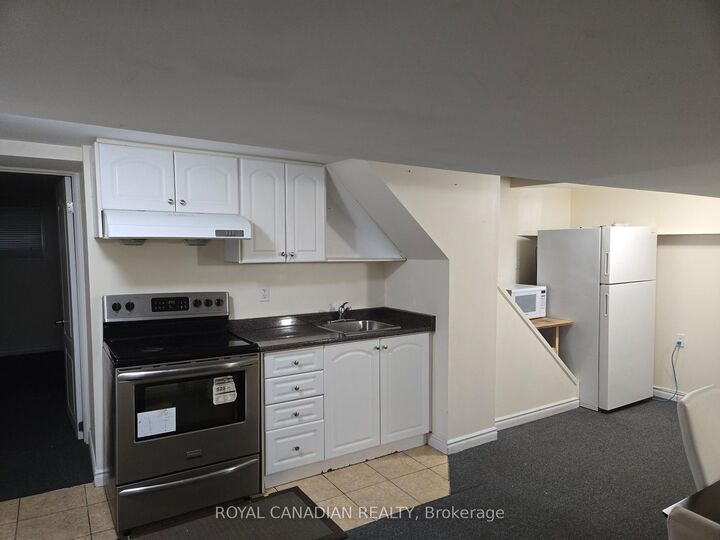 Property Photo: 60 Agnes Street Bsmt ON L5B 1J7