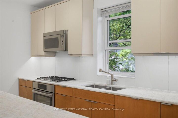 Property Photo:  33 Rose Avenue Upper Unit  ON M4X 1N7 