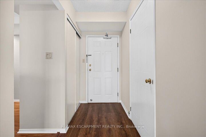 Property Photo:  5080 Pinedale Avenue 804  ON L7L 5V7 