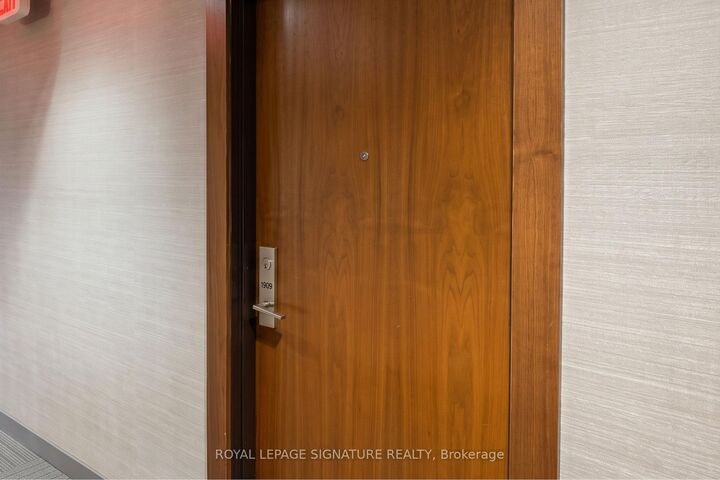 Property Photo:  8 Mercer Street 1909  ON M5V 0C4 