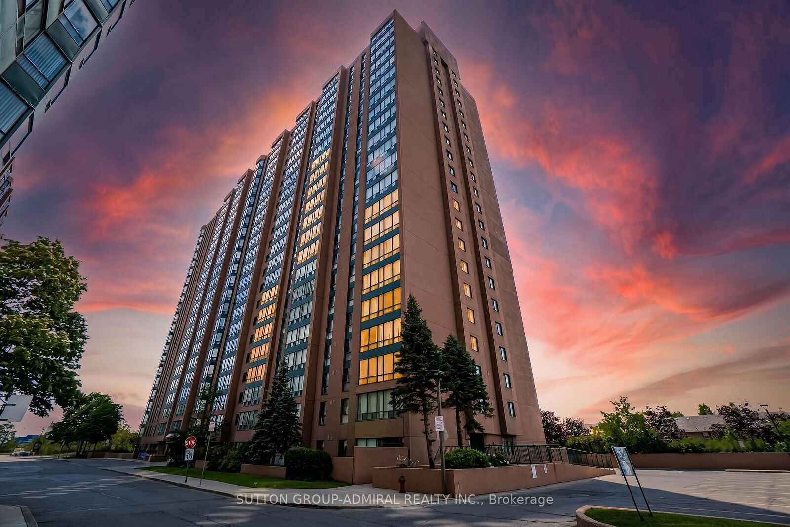 Property Photo: 155 Hillcrest Avenue 2216 ON L5B 3Z2