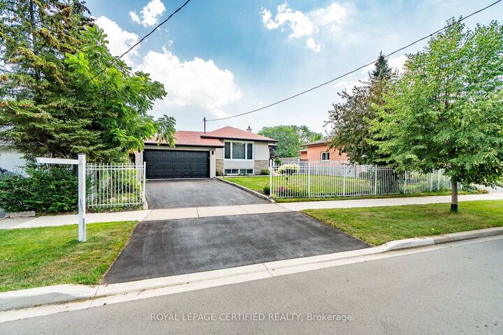 Property Photo:  604 Wildwood Drive Main  ON L6K 1V3 