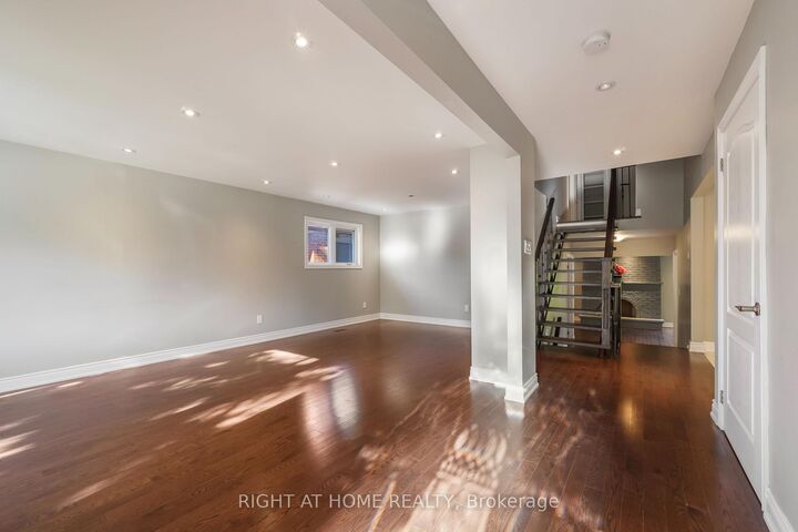 Property Photo:  21 Cleethorpes Boulevard  ON M1S 2S7 
