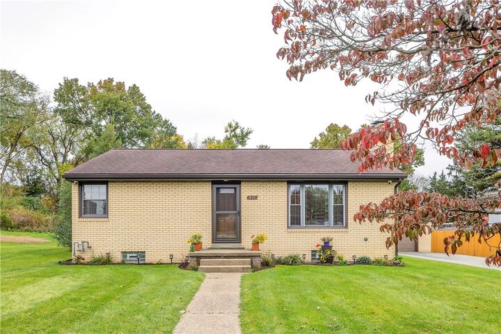 Property Photo:  817 Lakeview Dr  PA 15650 