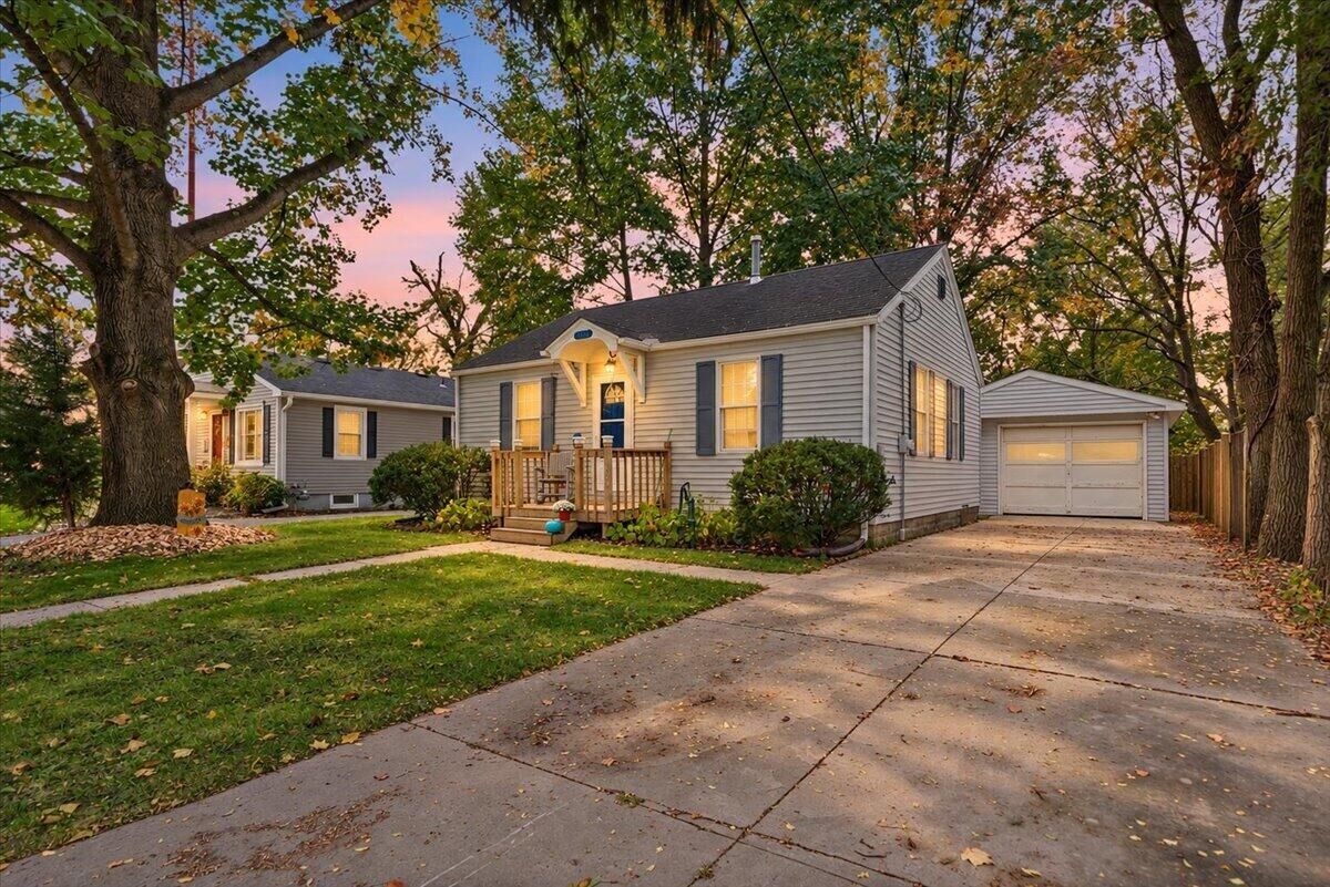 Property Photo:  1005 Madison Street  IN 46385 
