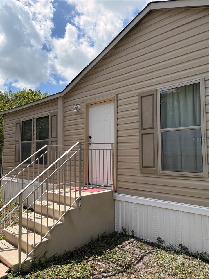 Property Photo:  1012 Warden Ln  FL 34142 