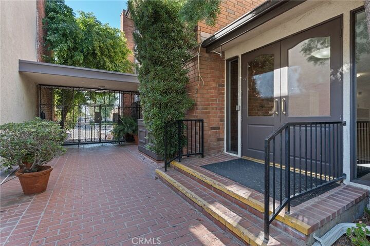Property Photo: 5440 Lindley Avenue 302 CA 91316