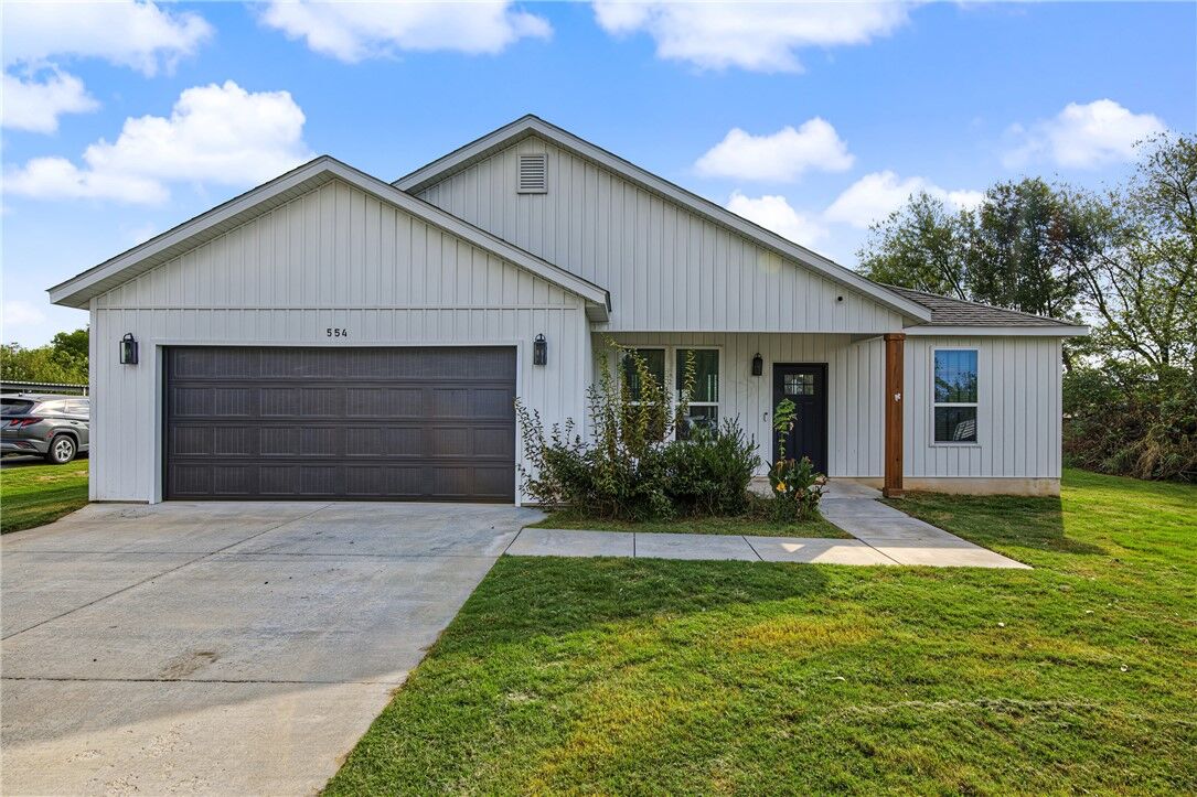 Property Photo:  554 S West Avenue  AR 72744 