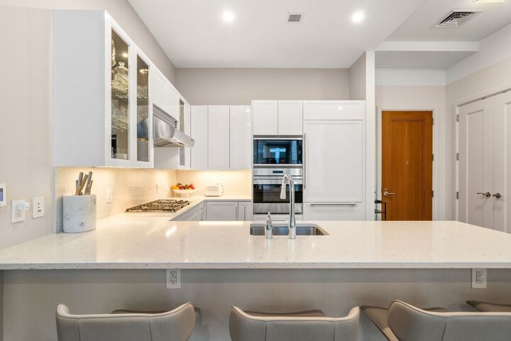 Property Photo: 22 Liberty Dr Ph1h MA 02210